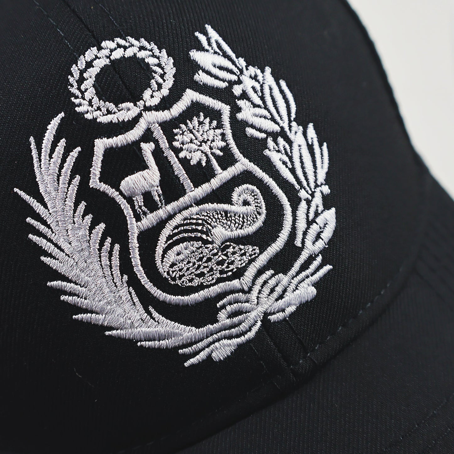 Escudo Cap - Negro Bord Blanco