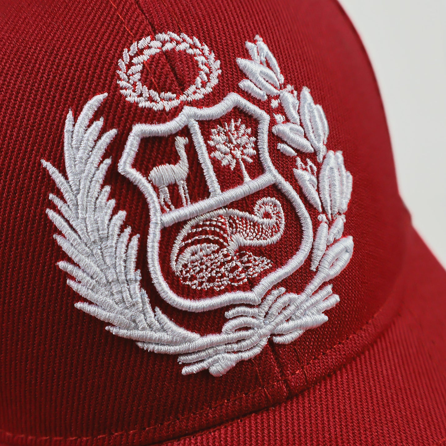 Escudo Cap - Rojo Bord Blanco