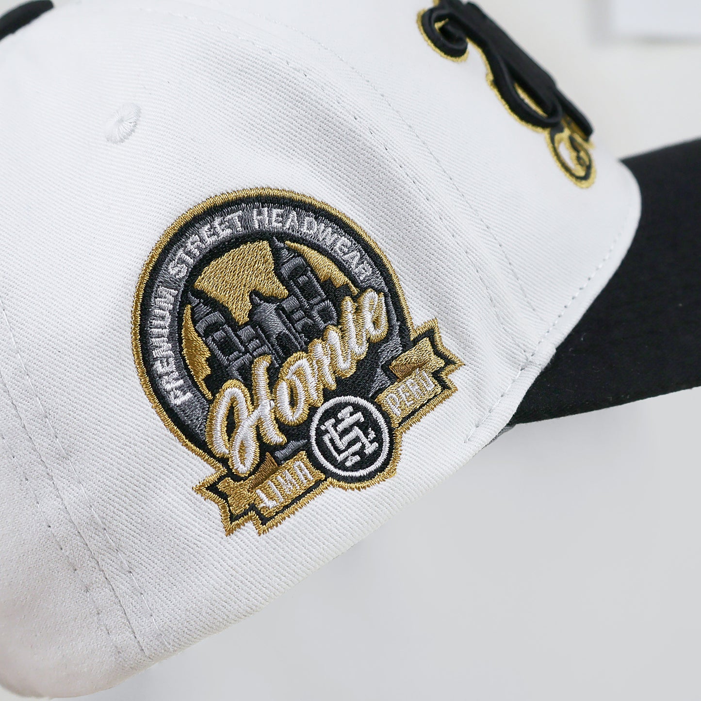 Urban Tatt Homie Curv Cap - Blanco Vis Negro
