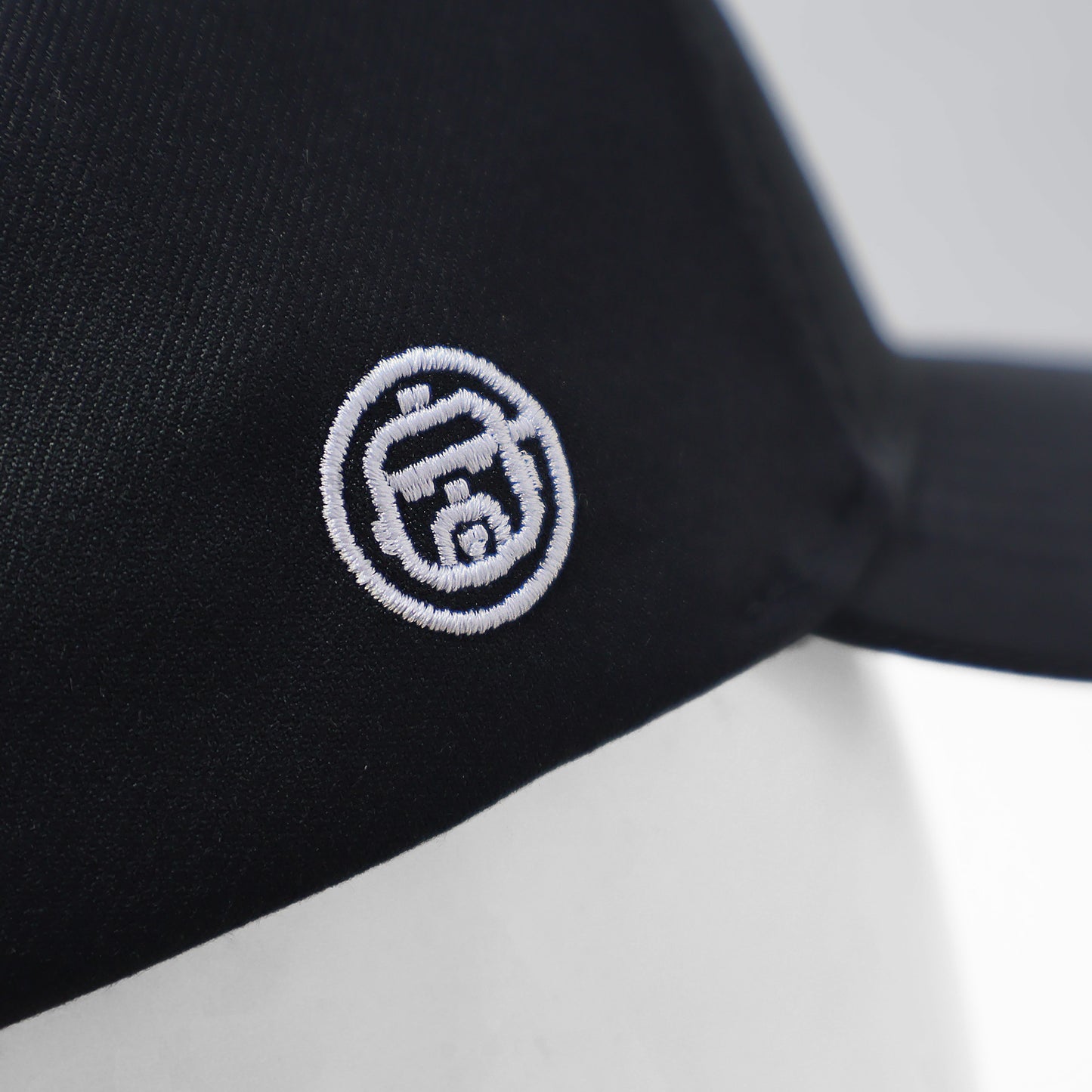 Urban White Emblem GRLD Cap - Blanco