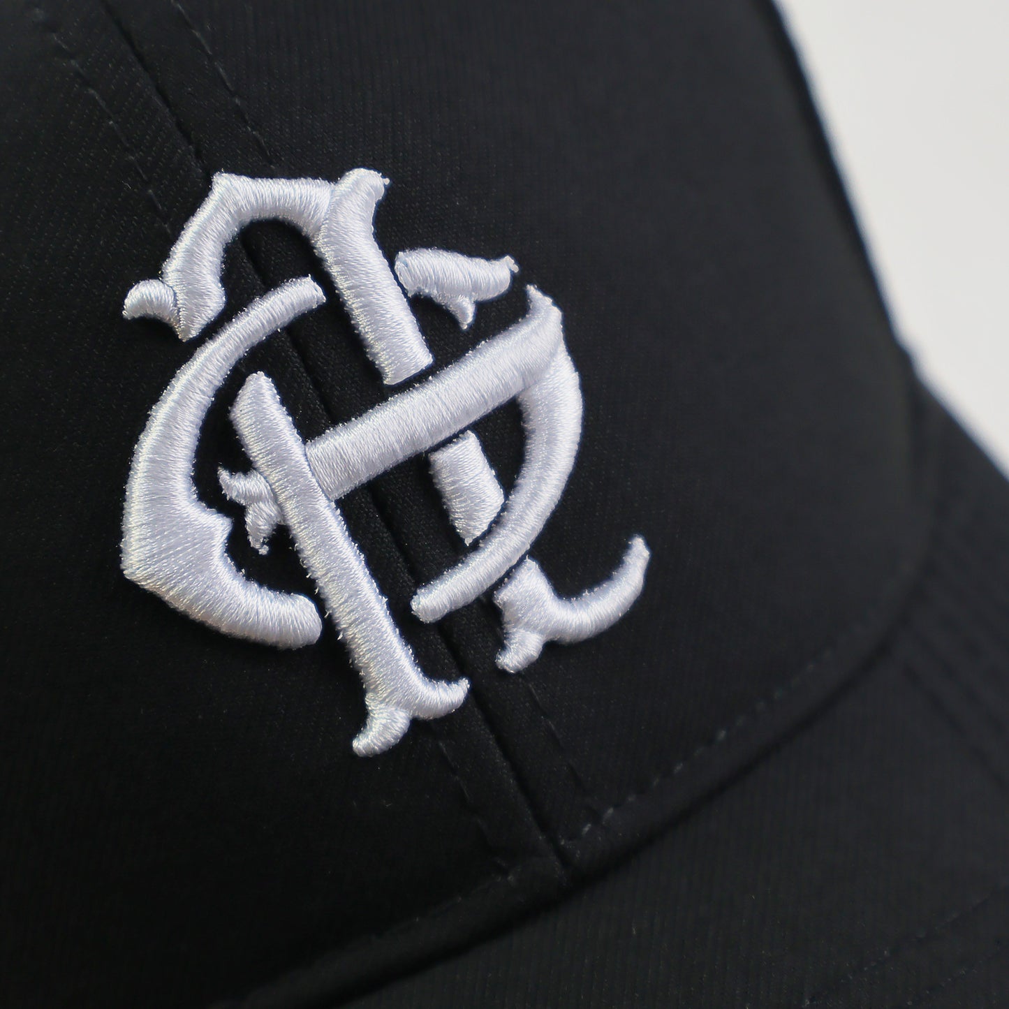 Urban White Emblem GRLD Cap - Blanco